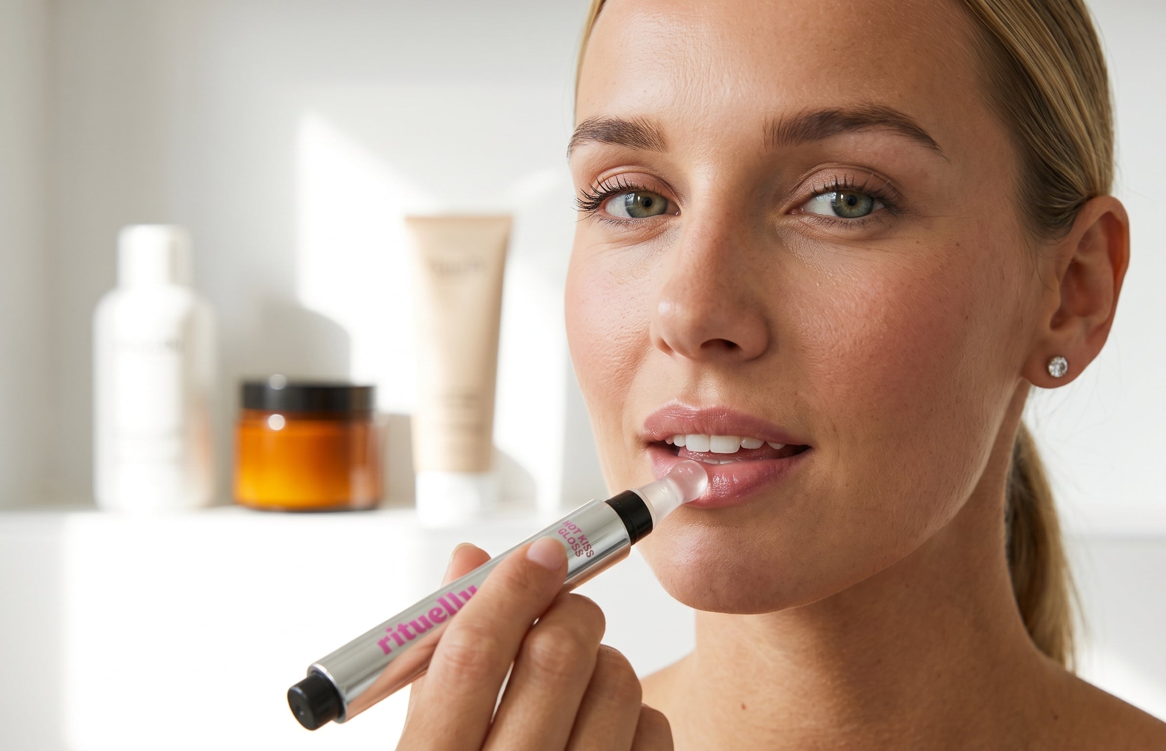Femme Rituelly Hot Kiss Gloss sur les lèvres